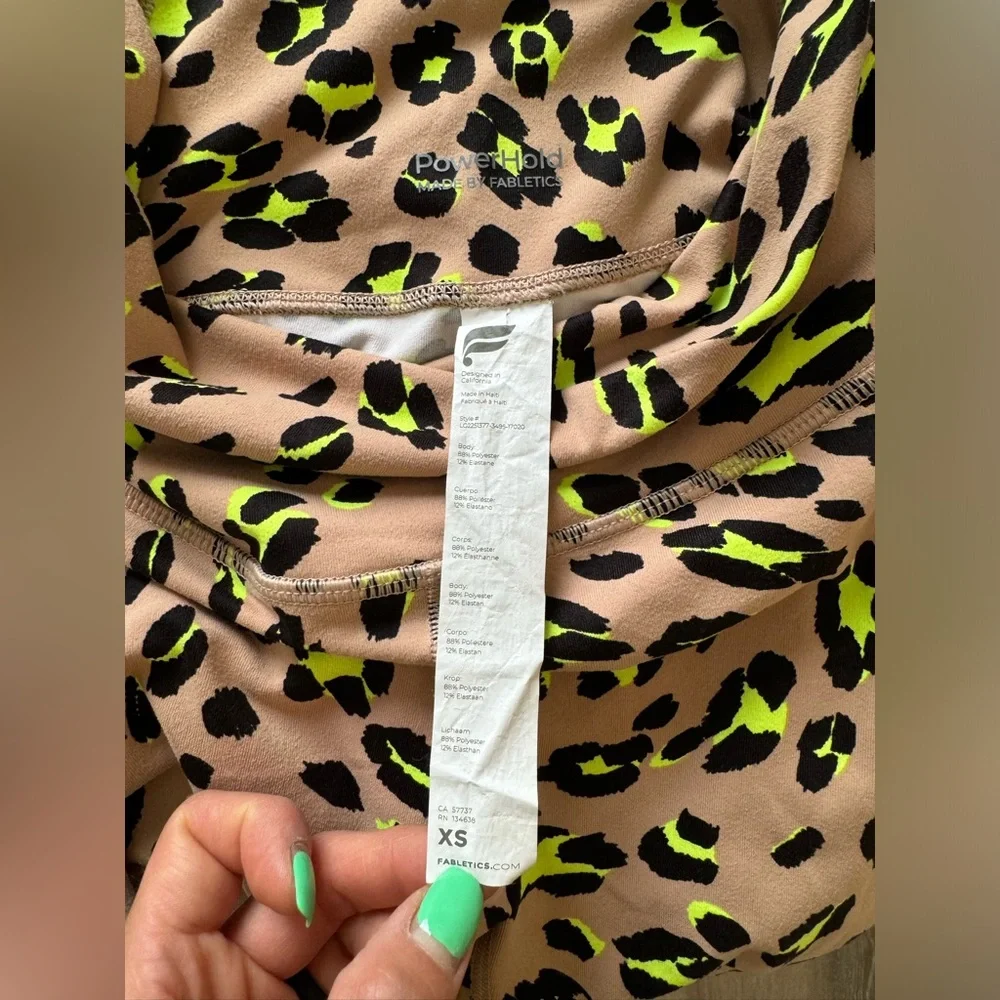 Fabletics leopard outfit. Bottoms xs and top is medium. Sold as set. - Picture 8 of 11